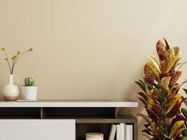 mur de maquette avec plante, mur de couleur crème et étagère.