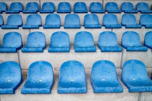 sièges bleus dans un stade photo