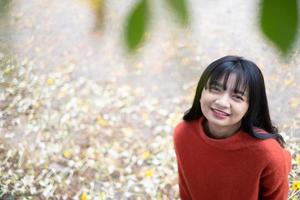 portriat jeune fille en plein air. photo