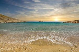 plage d'agios georgios sur l'île de skinos, grèce photo