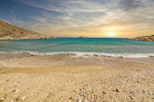 plage d'agios georgios sur l'île de skinos, grèce photo