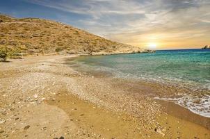 plage d'agios georgios sur l'île de skinos, grèce photo