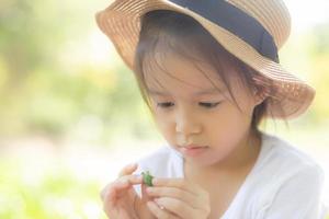 portrait visage d'une jolie petite fille asiatique et d'un enfant bonheur et amusement dans le parc en été, sourire et heureux d'asie enfant et se détendre dans le jardin, concept d'enfance de style de vie. photo