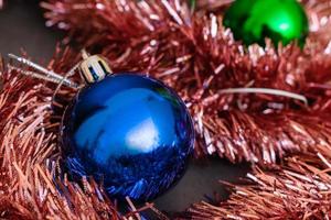 belles décorations de noël et du nouvel an, boule bleue et guirlandes rouges. l'ambiance des vacances et la bonne humeur photo