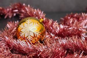 boule de noël et guirlandes dans la composition du nouvel an photo