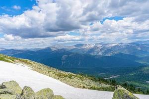 paysage au sommet des montagnes basses avec des nuages volant bas photo