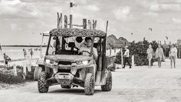 holbox quintana roo mexico 2021 voiturette de golf buggy voitures chariots rue boueuse plage holbox mexico. photo