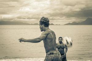 ilha grande rio de janeiro brésil 2020 joueurs de football masculins plage grande île tropicale ilha grande brésil. photo