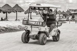 holbox quintana roo mexico 2021 voiturette de golf taxi voitures chariots rue boueuse plage holbox mexico. photo