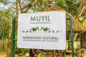 muyil quintana roo mexique 2022 muyil quintana roo mexique 2022 ruines du temple muyil entrée d'informations panneau de bienvenue au mexique. photo