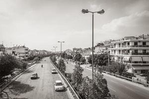 athens attica grèce 2018 rues typiques bâtiments routiers voitures en grèce capitale athènes grèce. photo