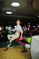 fille avec boule de bowling sur l'allée a joué au club de bowling. photo