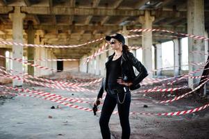 agent féminin sexy du fbi dans un endroit abandonné. photo