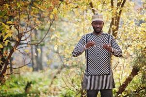 portrait d'un homme afro-américain noir élégant au chapeau sur fond d'automne automne ensoleillé. photo