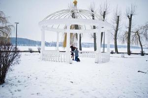 demande en mariage avec 101 roses au jour d'hiver. couple amoureux. photo