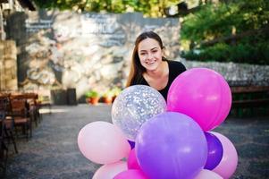 fille porte sur noir avec des ballons à la fête de poule. photo