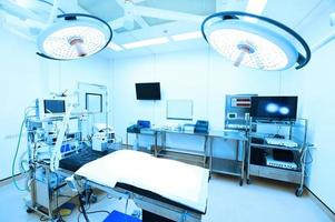 équipements et dispositifs médicaux dans une salle d'opération moderne photo