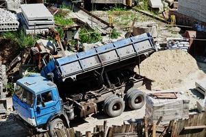 énorme camion debout à côté des travaux de construction. photo