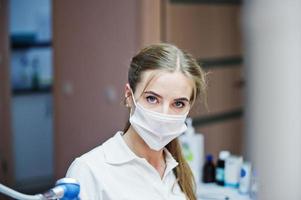 portrait d'une belle femme dentiste dans un cabinet bien équipé. photo