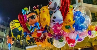 phra nakhon bangkok thaïlande 2018 vente de ballons à khaosan kaosan road night party bangkok thaïlande. photo