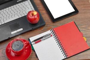 ordinateur portable et fournitures de bureau sur table en bois photo