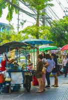 don mueang bangkok thaïlande 2018 acheter de la nourriture de rue marché alimentaire thaïlandais don mueang bangkok thaïlande. photo