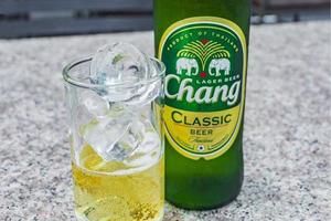 don mueang bangkok thaïlande 2018 verre de bouteille de bière thai chang avec des glaçons bangkok thaïlande. photo