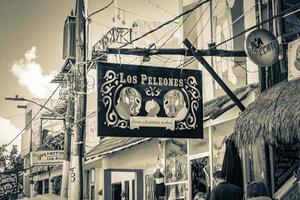 holbox quintana roo mexico 2021 village coloré de l'île de holbox avec des magasins de boue et des gens du mexique. photo