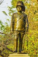 don mueang bangkok thaïlande 2018 parc naturel de la statue de sculpture humaine historique verte à bangkok en thaïlande. photo