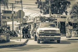 tulum quintana roo mexico 2022 camions benne basculante et autres véhicules industriels à tulum mexico. photo