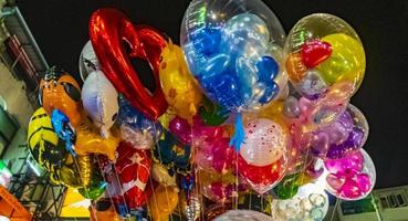 phra nakhon bangkok thaïlande 2018 vente de ballons à khaosan kaosan road night party bangkok thaïlande. photo