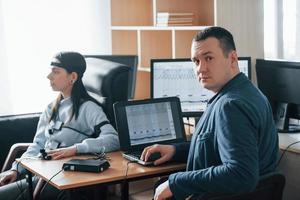 test polygraphique en cours. fille passe détecteur de mensonge dans le bureau. poser des questions photo