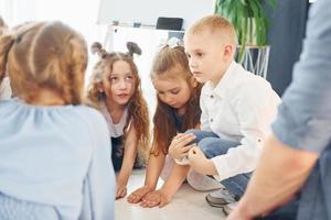 groupe d'enfants élèves en classe à l'école avec professeur photo