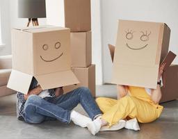 jouer comme des gosses. couple heureux ensemble dans leur nouvelle maison. conception du déménagement photo