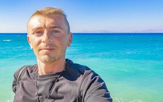 touriste voyageur à la plage de kremasti eau claire turquoise rhodes grèce. photo