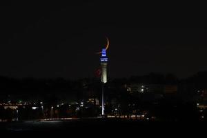 Coucher de lune sur la tour beyazit, Istanbul, Turquie photo