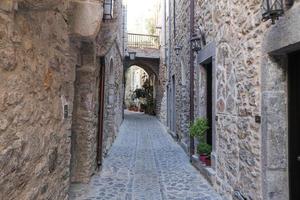 Rue traditionnelle à Mesta, île de Chios, Grèce photo