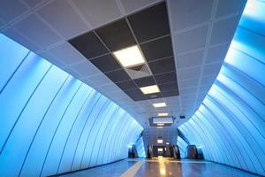 couloir de métro bleu photo
