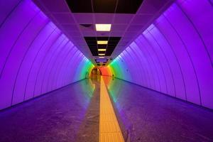 couloir de métro multicolore