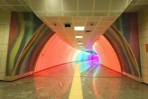 couloir de métro multicolore