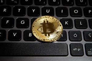 bitcoin de crypto-monnaie sur un clavier photo