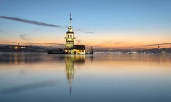 tour de la jeune fille à istanbul, turquie photo