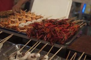 brochettes de poisson frais dans un marché de rue. Chine photo