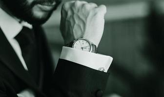 homme d'affaires avec montre classique photo