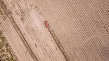 vue aérienne de la zone agricole, tracteurs agricoles, vue à vol d'oiseau - drone - vue de dessus photo