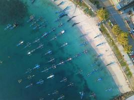 belle vue aérienne - bateaux de pêche alignés - plage de pangandaran - indonésie photo