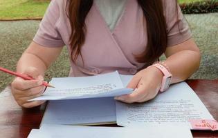 femme travaillant sur la paperasse sur la table photo