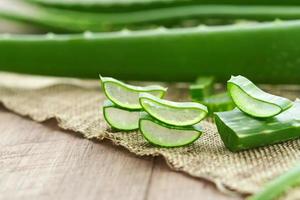 aloe vera phytothérapie très utile pour le traitement de la peau et utilisation en spa pour les soins de la peau. herbe dans la nature photo