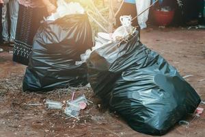 déchets en plastique noir dans le parc photo