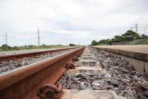 chemin de fer forestier, voie ferrée vers le nord de la thaïlande, voie ferrée et rail en acier, il y a des traverses de chemin de fer et des pierres. photo